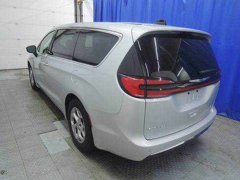 Used 2024 Chrysler Pacifica Limited FWD image 8