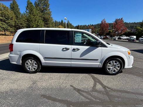 Used 2016 Dodge Grand Caravan American Value Package w/ UConnect Hands-Free Group FWD image 2