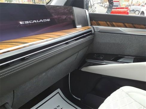 Used 2025 Cadillac Escalade ESV Sport Platinum image 24