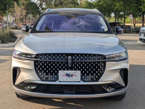 Used 2025 Lincoln Nautilus Reserve image 8