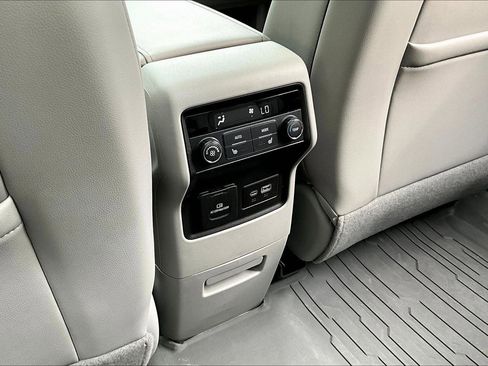 Used 2022 GMC Acadia SLT w/ Technology Package image 34