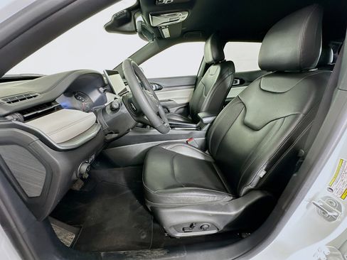 Used 2025 Jeep Compass Limited image 13