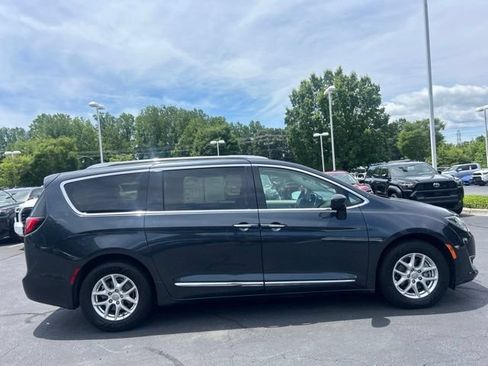 Used 2020 Chrysler Pacifica Touring-L FWD image 5