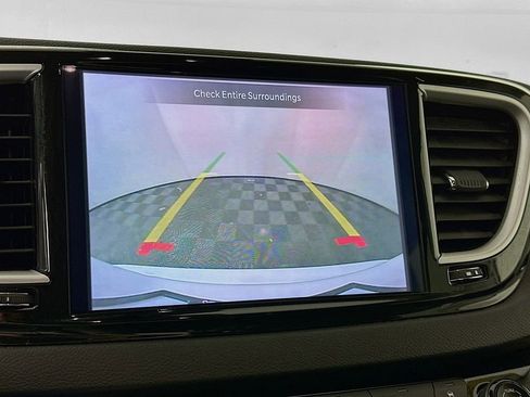 Certified 2024 Chrysler Pacifica Touring-L image 18