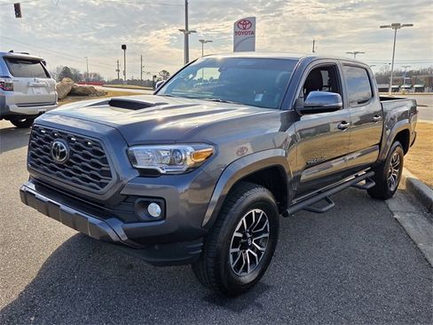 Used 2020 Toyota Tacoma TRD Sport image 3