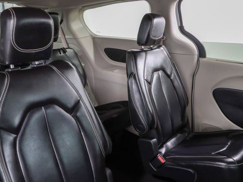 Used 2023 Chrysler Pacifica Touring-L FWD image 28
