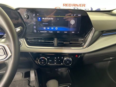 Used 2025 Chevrolet Trax LT w/ LT Convenience Package FWD image 18