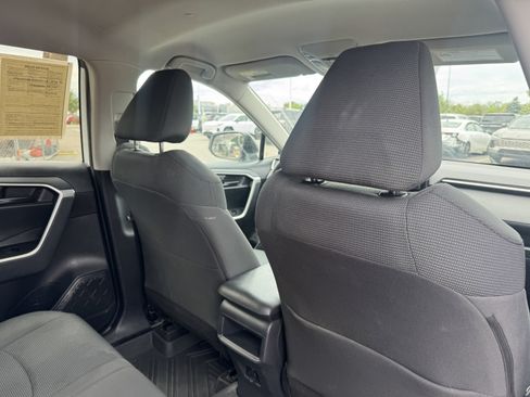 Used 2019 Toyota RAV4 LE FWD image 26