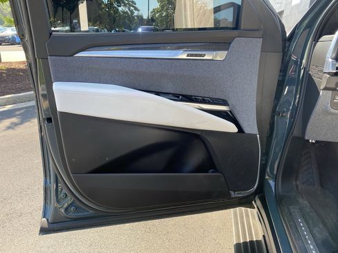 Used 2025 Cadillac Escalade ESV V image 18