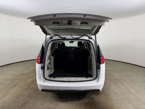 Used 2022 Chrysler Pacifica Touring-L FWD image 10