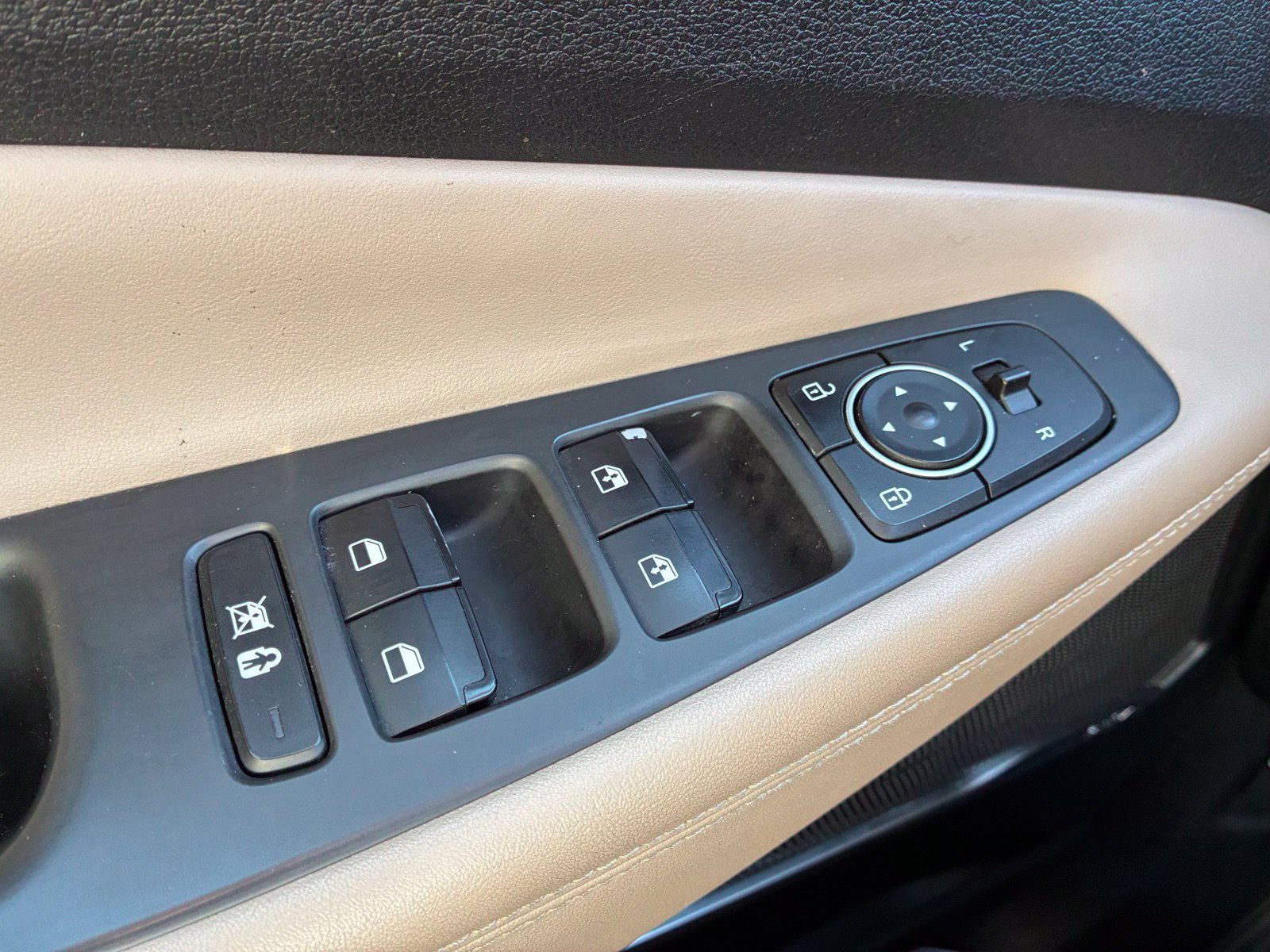 Used 2019 Hyundai Santa Fe Limited FWD image 12