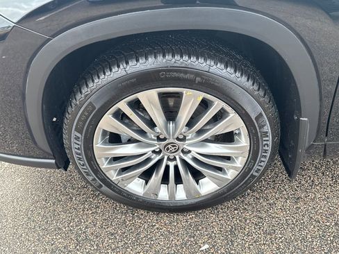 Used 2024 Toyota Highlander Platinum image 43