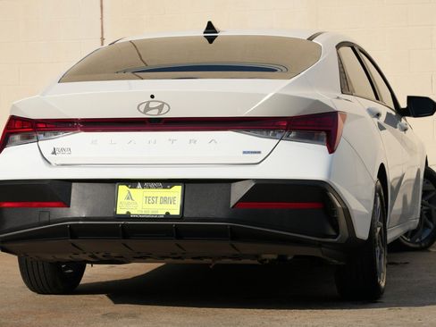 Used 2025 Hyundai Elantra Hybrid FWD image 4