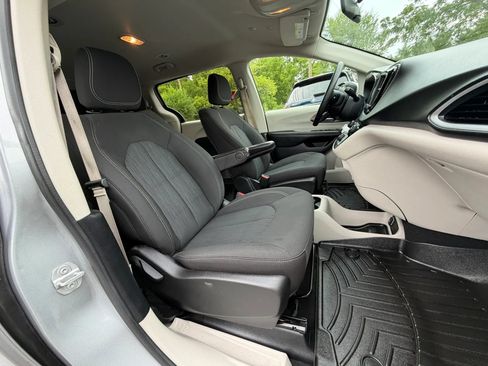 Used 2020 Chrysler Voyager L FWD image 15