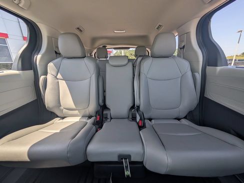 Used 2024 Toyota Sienna XLE FWD image 24