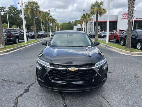 Used 2025 Chevrolet Trax LS FWD image 3
