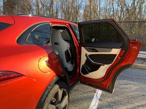 Certified 2022 Jaguar F-PACE SVR image 16