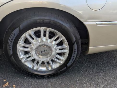 Used 2011 Lincoln Town Car Signature Limited image 10