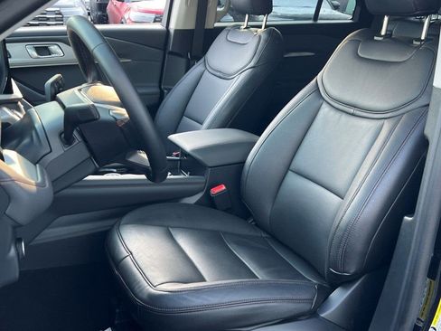 Used 2025 Ford Explorer Active AWD/4WD image 21