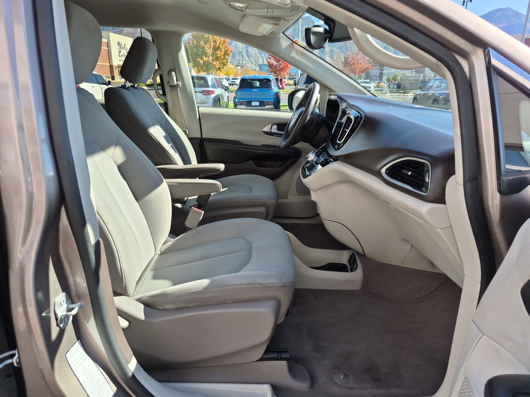 Used 2017 Chrysler Pacifica Touring FWD image 33