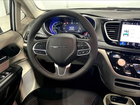 Used 2024 Chrysler Pacifica Select image 6