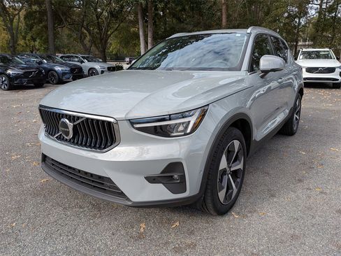 Certified 2025 Volvo XC40 B5 Plus image 8