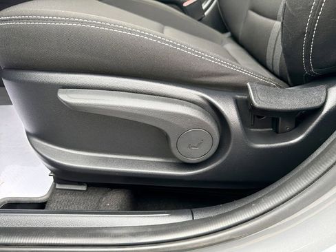 Certified 2022 Hyundai Venue SEL image 16