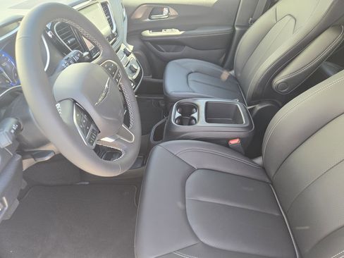 New 2026 Chrysler Pacifica Select image 10