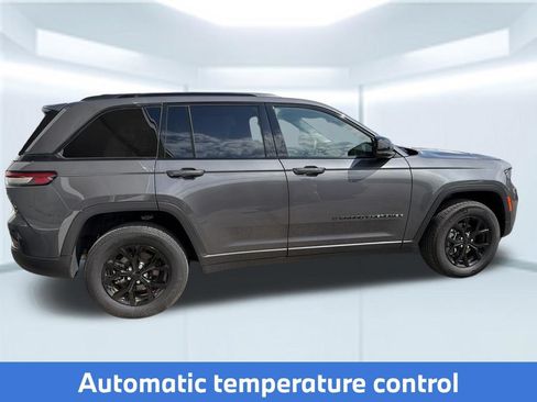 Used 2025 Jeep Grand Cherokee Altitude AWD/4WD image 6