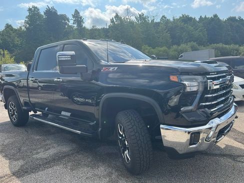Used 2024 Chevrolet Silverado 2500 LTZ w/ LTZ Convenience Package AWD/4WD image 3
