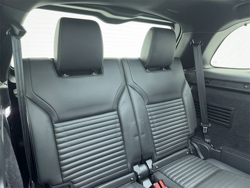 Used 2023 Land Rover Discovery Metropolitan Edition image 57