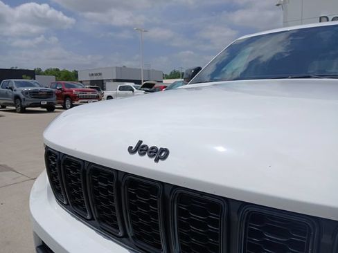 Used 2025 Jeep Grand Cherokee L Altitude AWD/4WD image 9