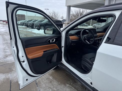 Used 2024 Jeep Compass Limited image 10