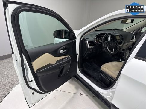 Used 2016 Jeep Cherokee Sport image 4