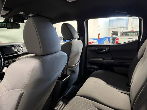 Used 2018 Toyota Tacoma TRD Sport w/ Technology Package image 16