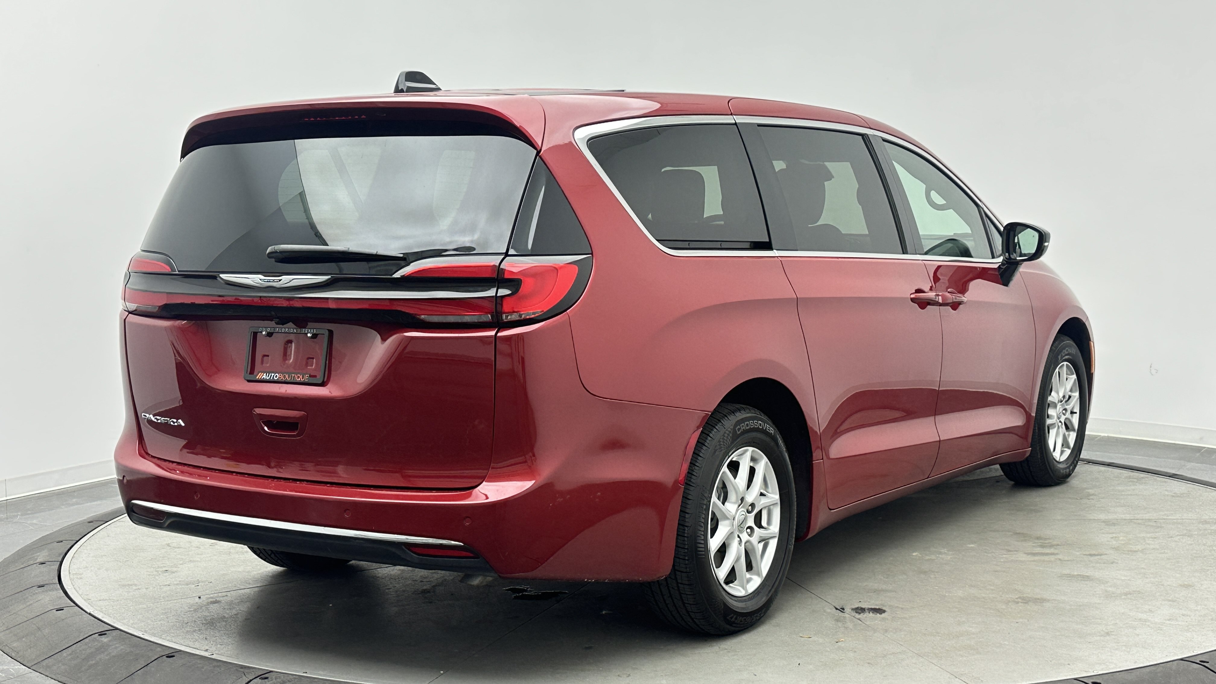 Used 2026 Chrysler Pacifica Select FWD image 7