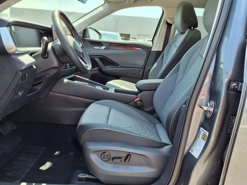 New 2025 Volkswagen Tiguan SE image 13