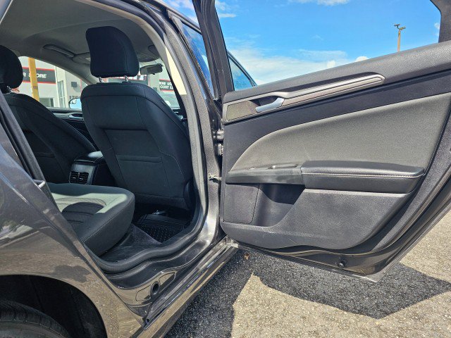 Used 2018 Ford Fusion SE w/ Fusion SE Technology Package FWD image 15