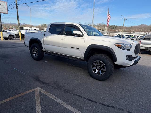 Used 2017 Toyota Tacoma TRD Off-Road w/ Tow Package (A/T) AWD/4WD image 2