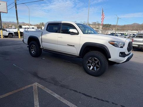 Used 2017 Toyota Tacoma TRD Off-Road w/ Tow Package (A/T) AWD/4WD image 2