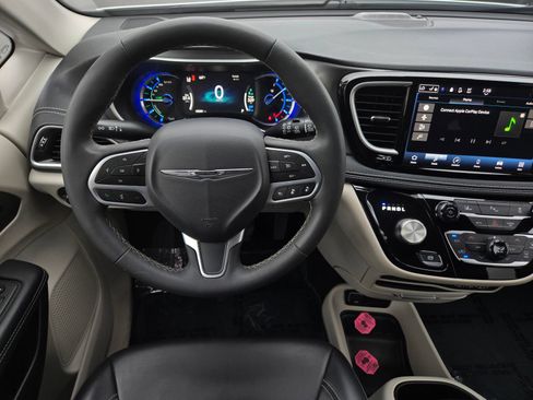 Used 2023 Chrysler Pacifica Touring-L FWD image 13
