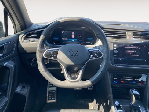 Used 2022 Volkswagen Tiguan SE R-Line image 9