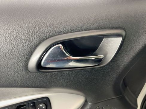 Used 2019 Dodge Journey SE image 11