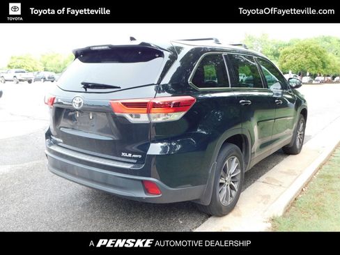 Used 2019 Toyota Highlander XLE AWD/4WD image 4