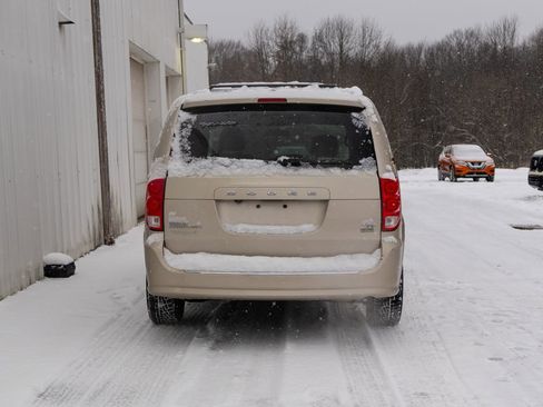 Used 2014 Dodge Grand Caravan R/T image 6