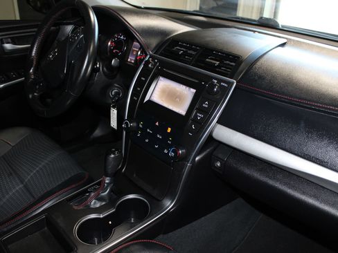 Used 2015 Toyota Camry SE FWD image 25