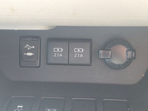Used 2017 Toyota Highlander XLE FWD image 24