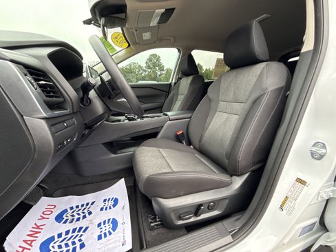 Used 2024 Nissan Rogue SV image 9