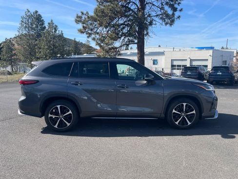 Used 2022 Toyota Highlander XSE image 6