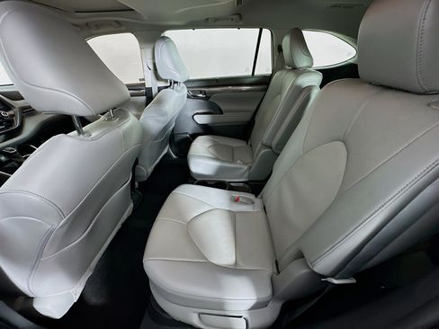 Used 2022 Toyota Highlander Limited image 29